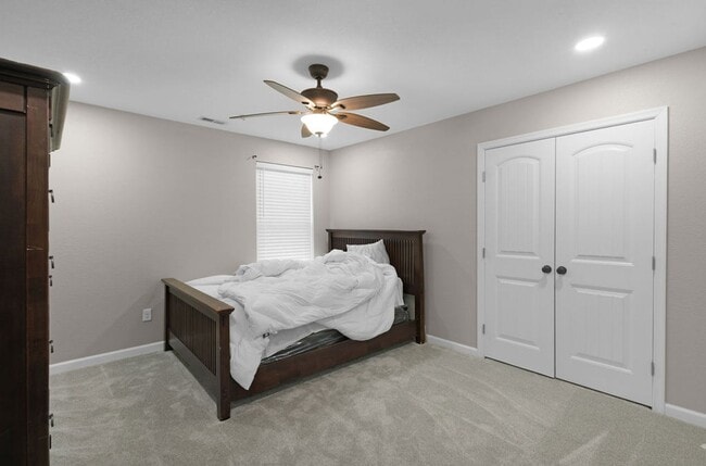 Building Photo - 4 Bed 2.5 Bath