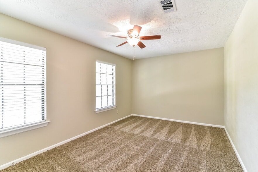 Building Photo - 15515 Windy Cove Dr
