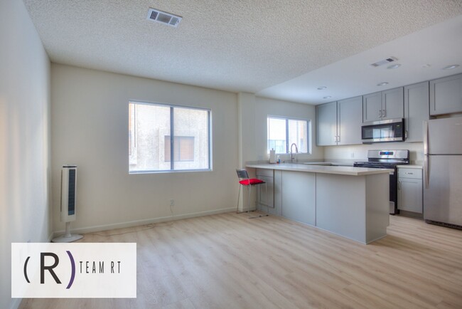 Building Photo - A Newly Renovated Contemporary Condo in Gl...