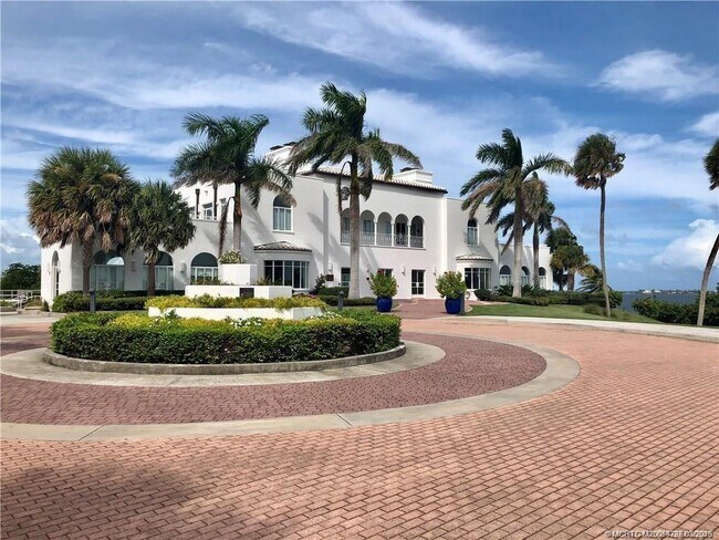 Building Photo - 163 NE Buoy Dr