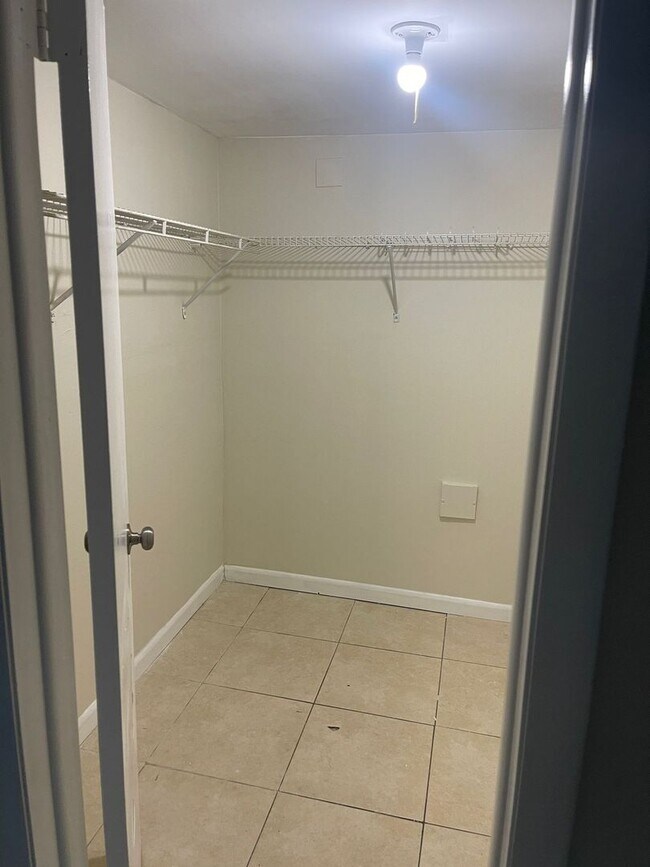 Building Photo - 1Bed/1.5 Bath