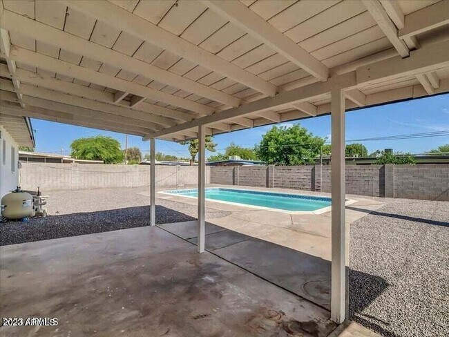 Building Photo - 3650 E Laurel Ln
