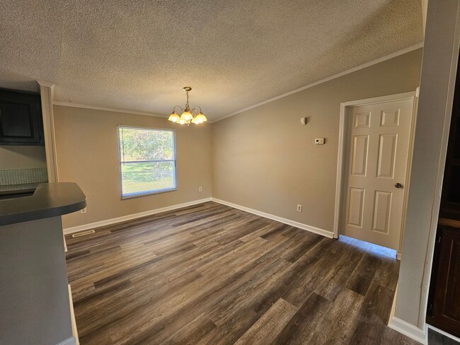 Building Photo - NEW LISTING!!!!!