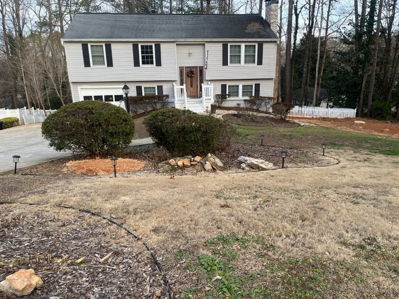 Building Photo - 210 Pinehurst Ln