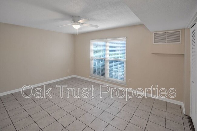 Building Photo - 874 Colony Dr