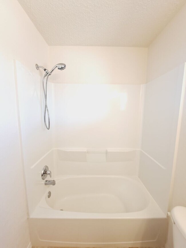 Building Photo - 3 bed 2 bath home in Huning Ranch!
