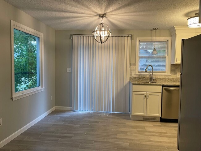 Building Photo - Well Maintained 2 Bedroom Condo w/Garage, ...