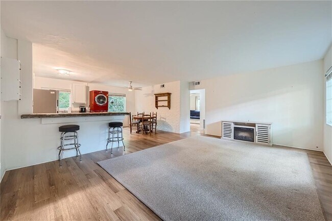 Building Photo - 1381 Normandy Dr NE