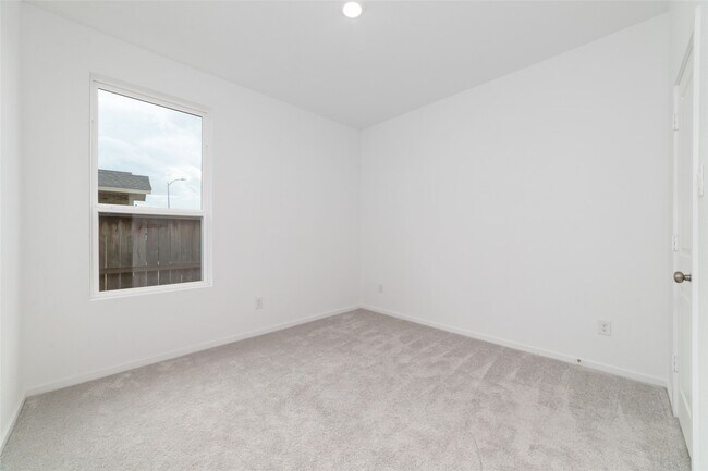 Building Photo - 830 Heaven Dr