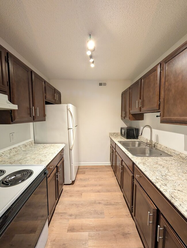 Building Photo - Black Mountain Apartment Rental-Genesis Circle