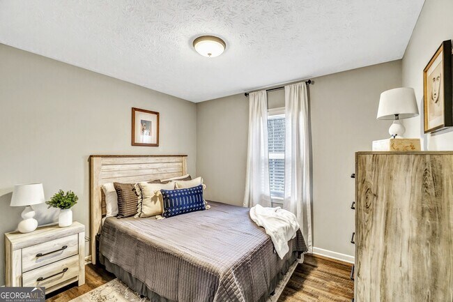 Building Photo - 3017 Valley View Dr