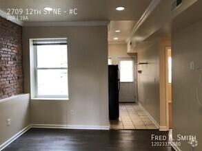 Building Photo - 2 Bedroom Top Floor Unit in Brookland