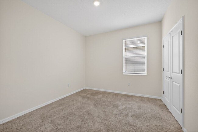 Building Photo - 4 Bedroom in Gated Community!