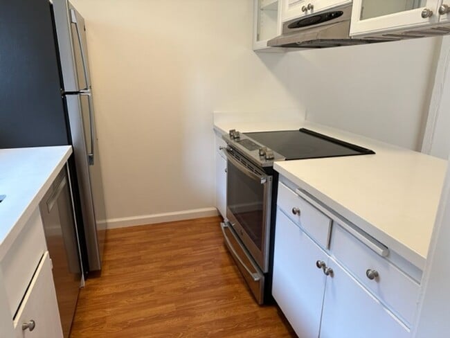 Building Photo - EPIC REA: 2 BR/1 BA Townhome w/ 1 Parking in Great Corte Madera