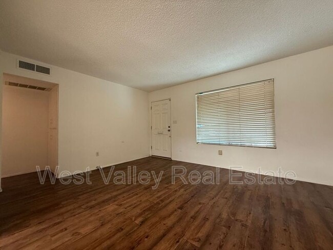 Building Photo - 302 Calvin St