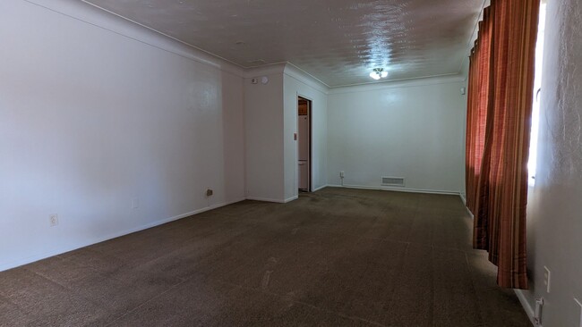 Building Photo - 3 Bedrooms and 2 Bath Rental