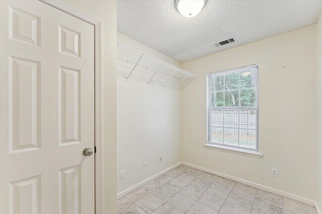Building Photo - AVAILABLE OCTOBER 2025! [PET FRIENDLY]