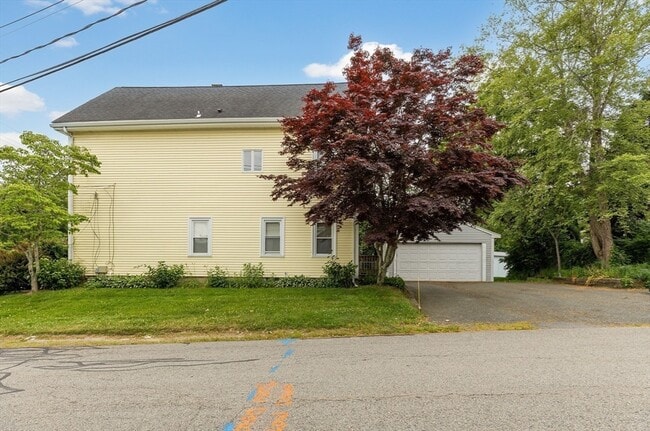 Building Photo - 90 Oak St