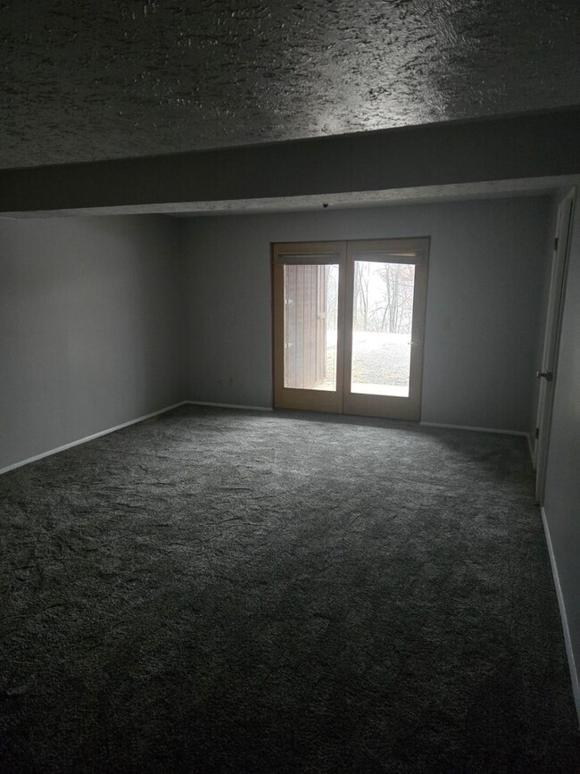 Building Photo - Spacious 3 bedroom townhouse