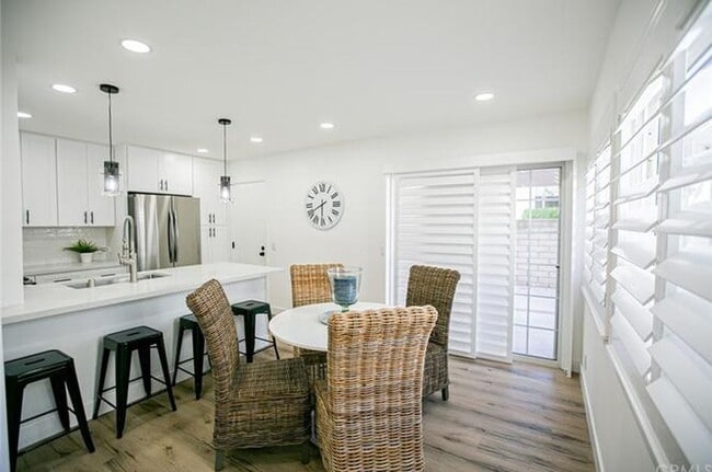 Building Photo - Beautifully Remodeled Single-Story Condo i...