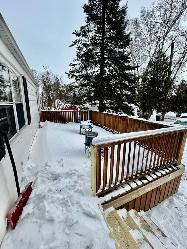 Building Photo - AVAILABLE JUNE - 4 BED 2 BATH