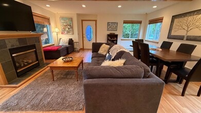 Building Photo - Beautifully maintained and updated Downtow...