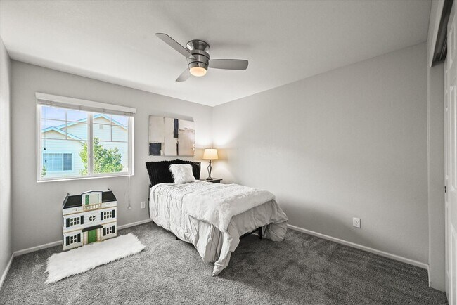 Building Photo - Beautiful 5 Bedroom Home- Move in Ready- C...