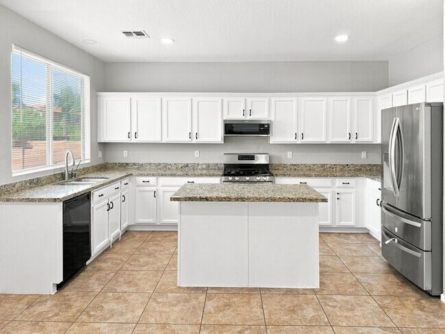 Building Photo - Spacious Chandler Home with RV Gate & 3-Car Garage!