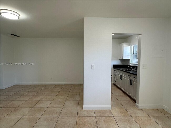 Building Photo - 5841 SW 36th Ct