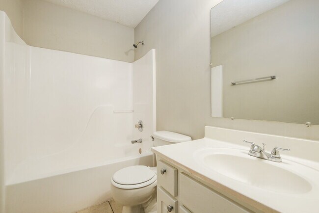 Building Photo - 3296 Goldenchain Dr