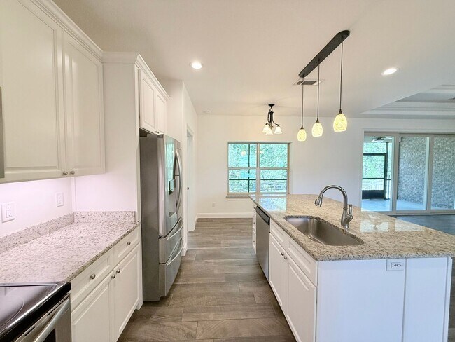 Building Photo - Luxurious 4-Bedroom Home