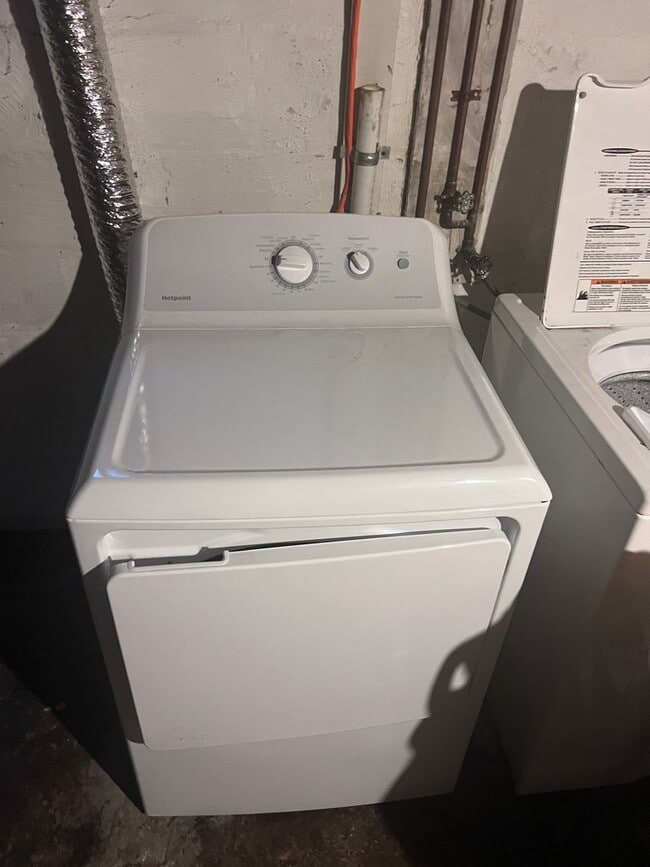 Building Photo - (STUDENT HOUSING) Stunning 5 bedroom, 1 Of...