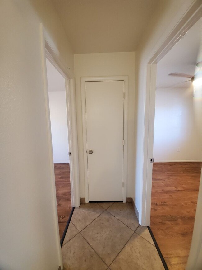 Building Photo - 4 bedroom, 1.5 bath - North Phoenix - Big ...