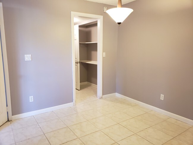 Building Photo - 1440 N Lawnwood Cir