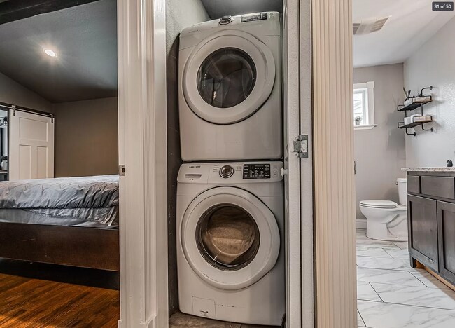 Building Photo - 2 Bed | 2 Bath in Midtown!