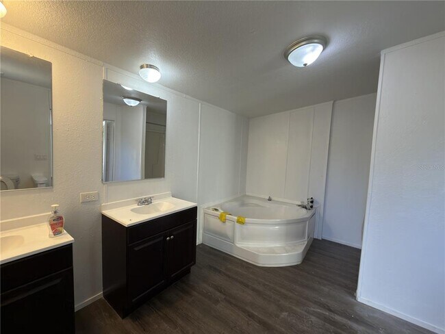 Building Photo - 3031 Overland Rd