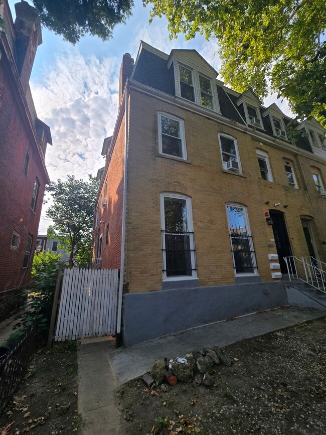 Building Photo - 4812 Regent St