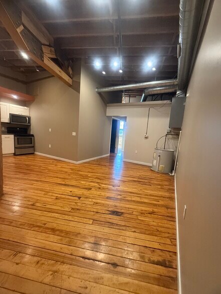 Building Photo - 146 S River Ave