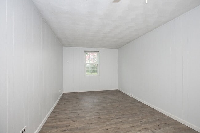 Building Photo - 3 Bed/1.5 Bath Single Family Home!