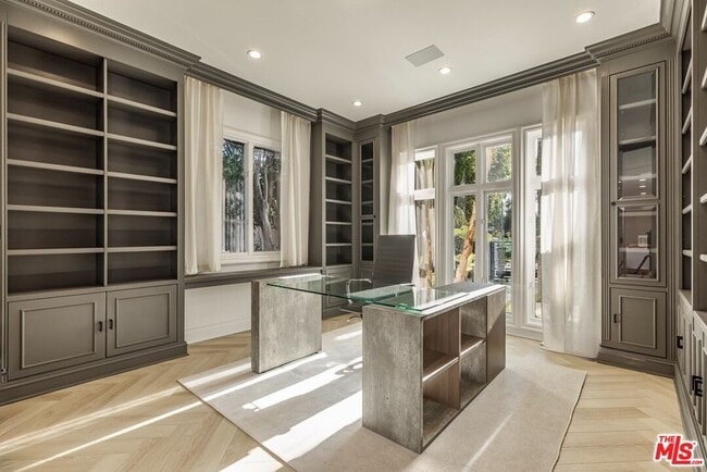 Building Photo - 504 Elm Dr