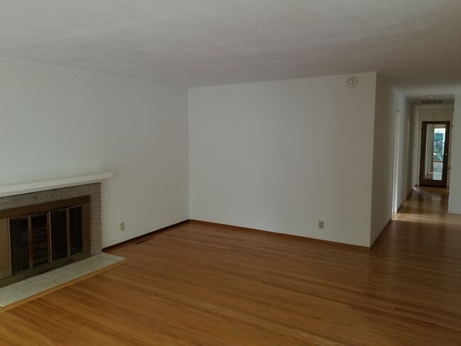 Building Photo - SANTA CLARA - 4 bedroom home with hardwood...