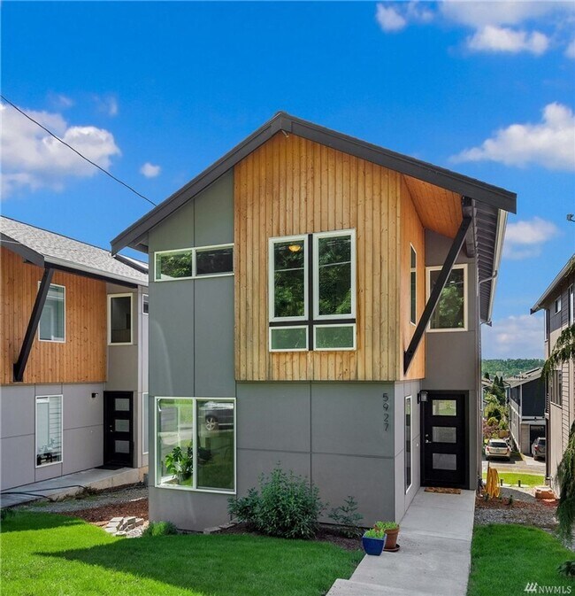 Building Photo - Immaculate and LARGE 4-Bedroom Home in Unb...