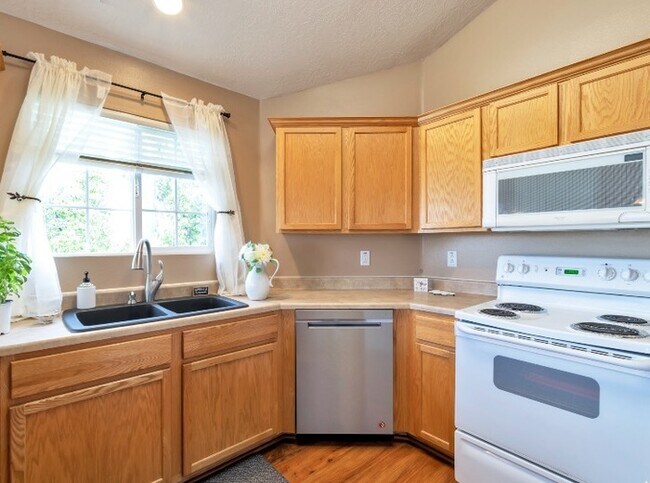 Building Photo - Bright 3-Bed, 2-Bath Condo with Mountain Views & Community Amenities