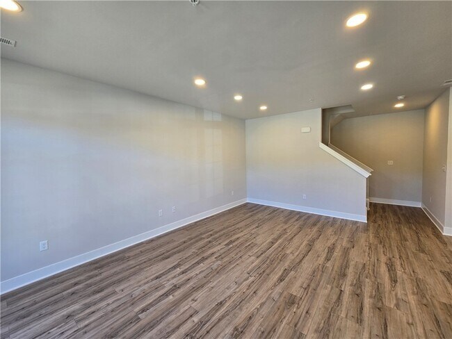 Building Photo - 903 Vaughn Ln