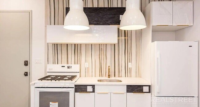 Building Photo - 143 Patchen Ave