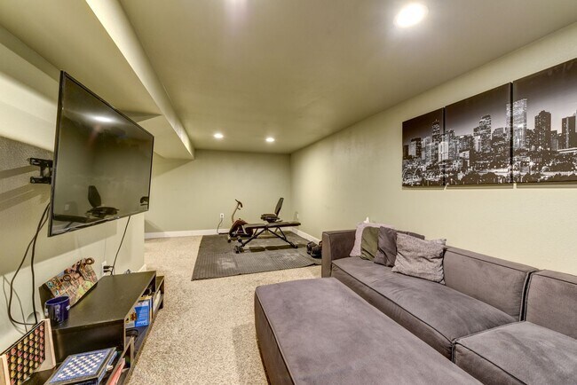 Building Photo - Amazing 3 Bedroom 3 Bath Home (1800sqft+) ...