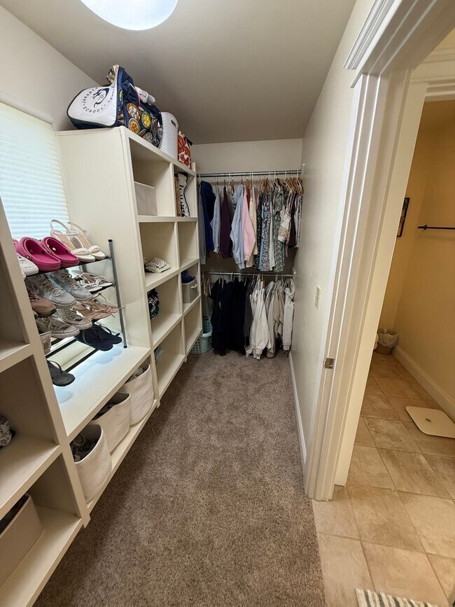 Building Photo - 3 Bed 2 Bath Large Beautiful Home