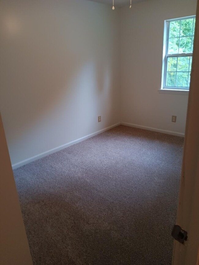 Building Photo - 606 Trakas Ave