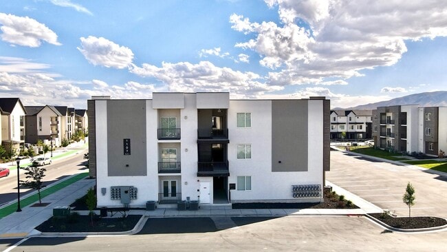 Building Photo - 1132 W 250 S