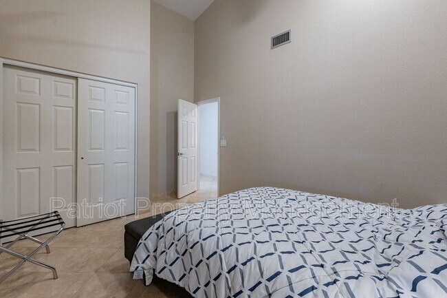 Building Photo - 9910 E Sutton Dr